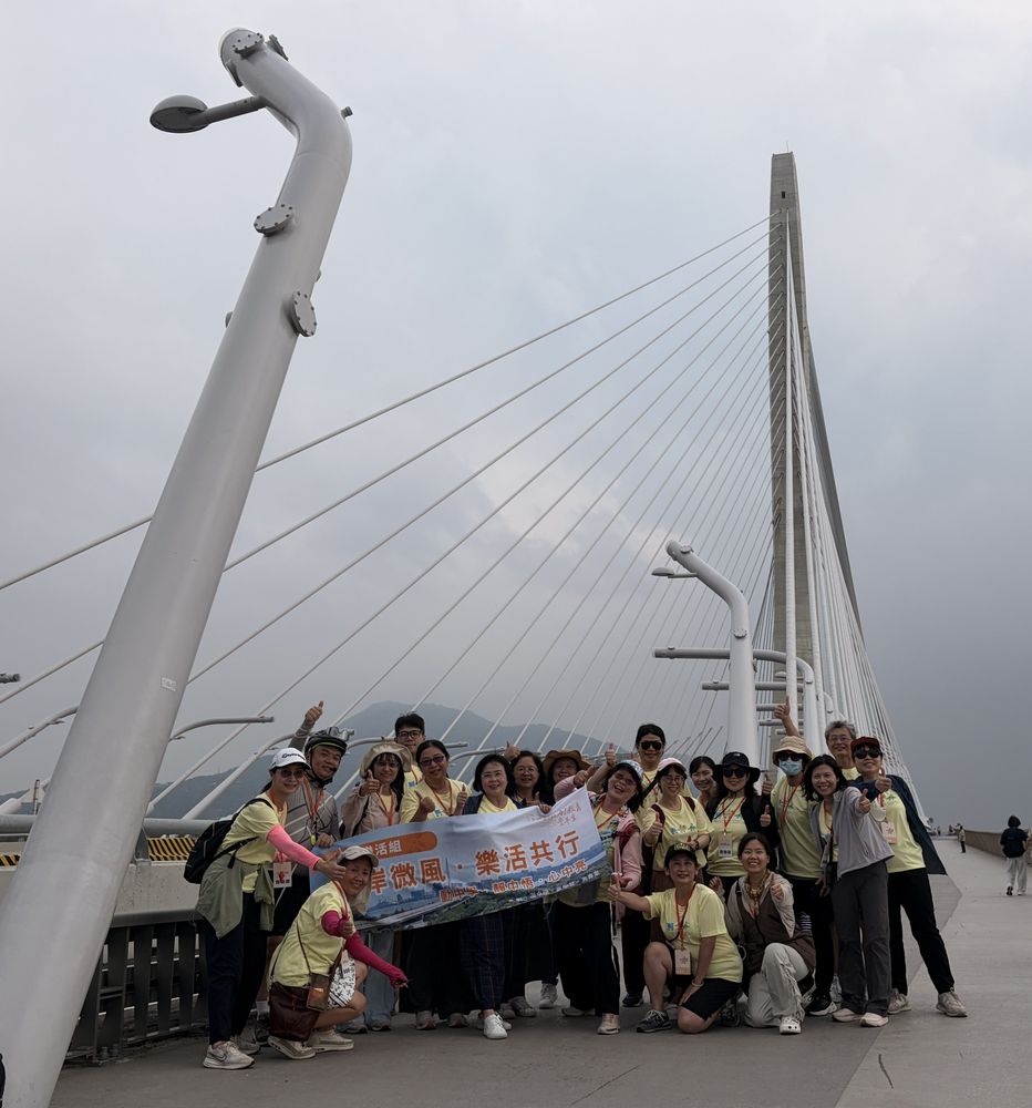 健康樂活單車團隊橋上合影（照片提供者：新北市政府）