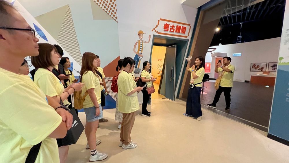 進行十三行博物館活動的說明。我們即將進入考古工作站及八里時光機，來一看看八里這區的文明演替。（照片提供者：賴佳瑋 / 拍攝日期：2026.08.11）