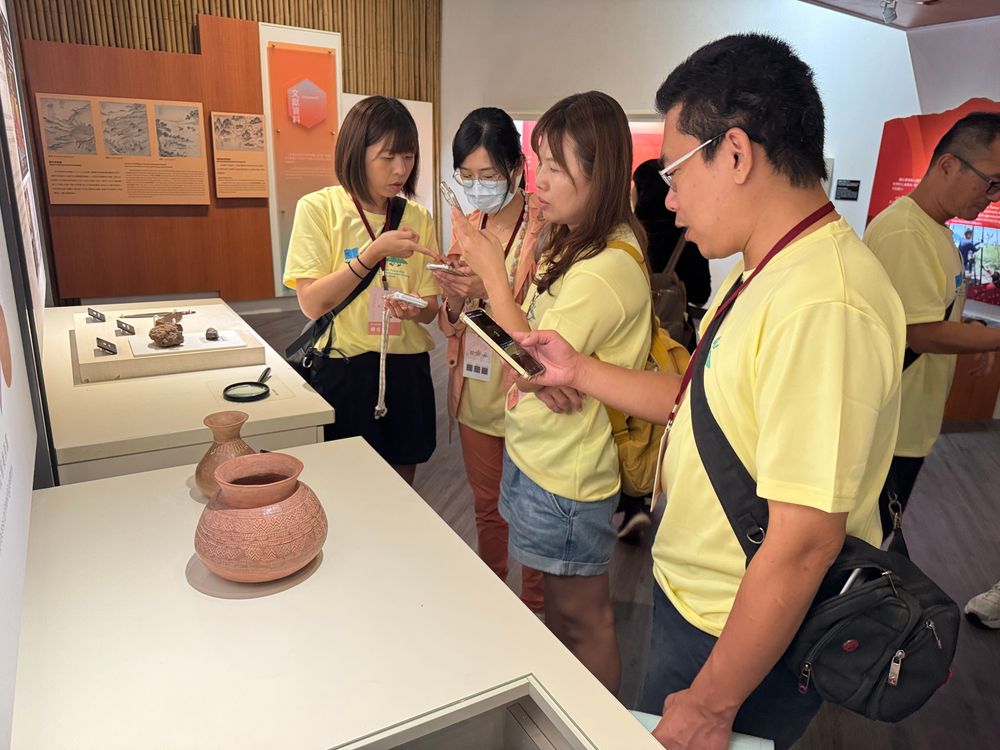 十三行博物館的二樓展區考古工作站，學員透過密室逃脫解謎活動導覽與自主觀察，認識八里地區的史前文化與人類生活痕跡。（照片提供者：新北市教育局 / 拍攝日期：2026.08.11）