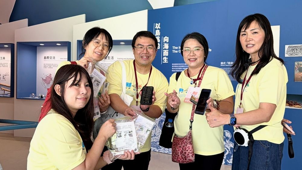 學員舉起手機秀出最終密碼 5368，手中拿著剛兌換到的踏查包，五人開心合影，完成「時空偵探」的密室逃脫任務。（照片提供者：林英斌 / 拍攝日期：2026.08.11）