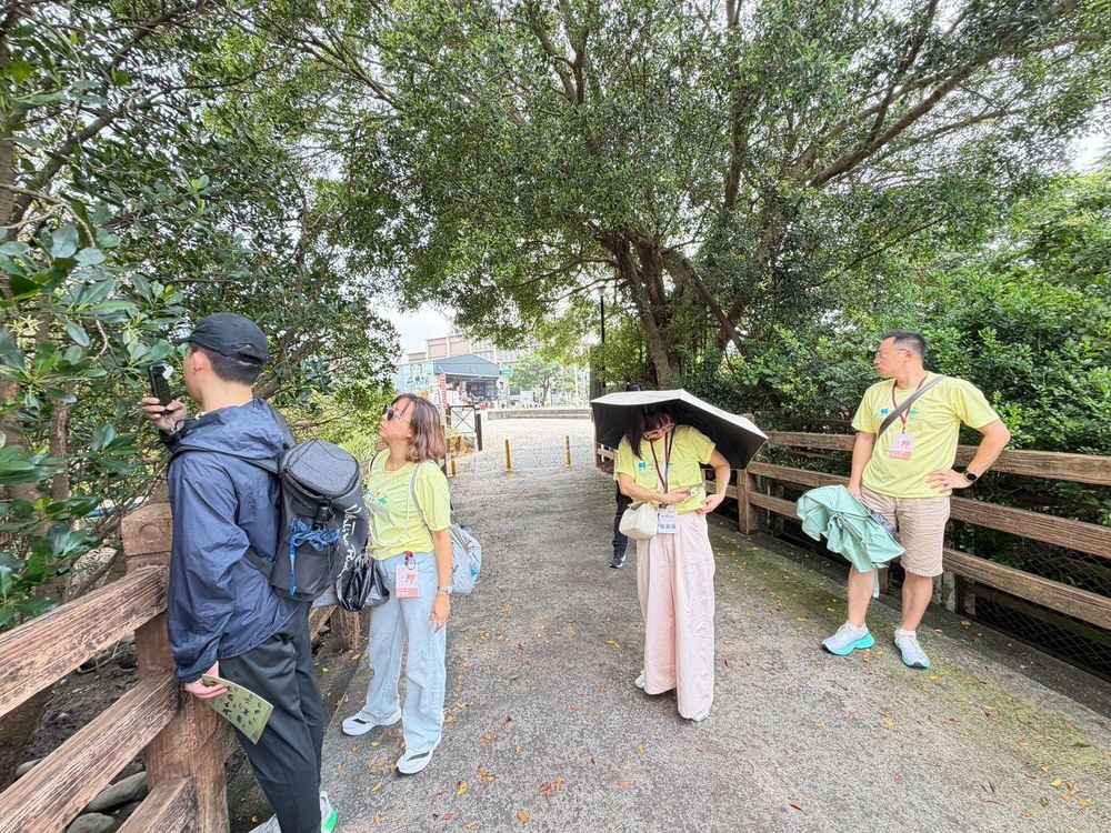 學員在水筆仔綠蔭大道駐足觀察。（照片提供者：賴佳瑋 / 拍攝日期：2026.08.11）
