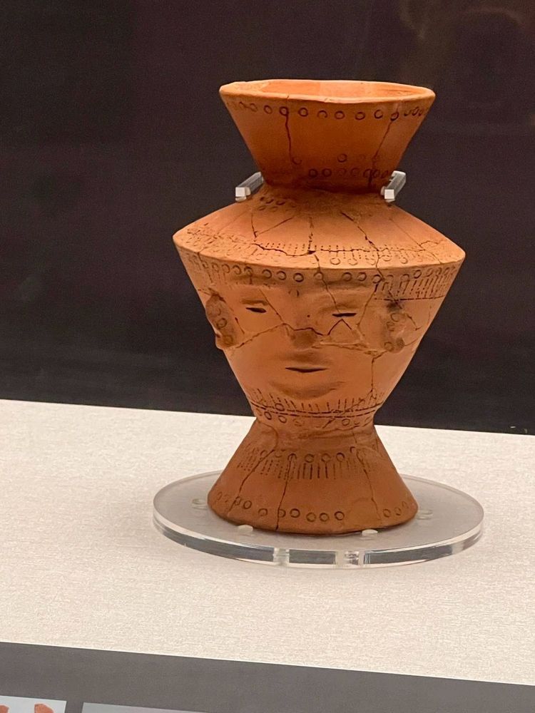人面陶罐是十三行文化代表性文物，展現精湛製陶工藝（照片提供者：陳凱庭 / 拍攝日期：2026.08.11）