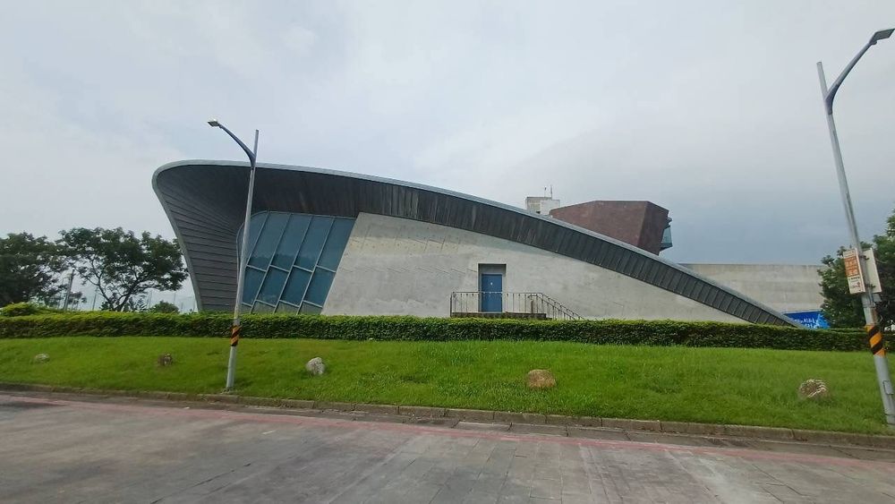 鯨背沙丘造型獨特，展現十三行博物館建築巧思（照片提供者：蕭怡湘 / 拍攝日期：2026.08.11）