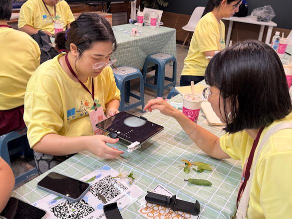 學員將戶外採集的植物素材帶回教室，透過平板與數位工具進行觀察、拍攝與記錄，從細微特徵中探索自然之美。照片提供者：許大偉 / 拍攝日期：2026.08.11）