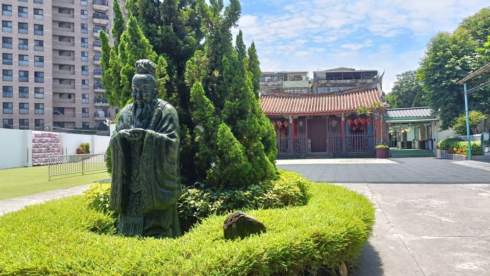 大觀義學庭院及孔夫子立像（照片提供者：梁宏華 / 拍攝日期：2026.08.13）