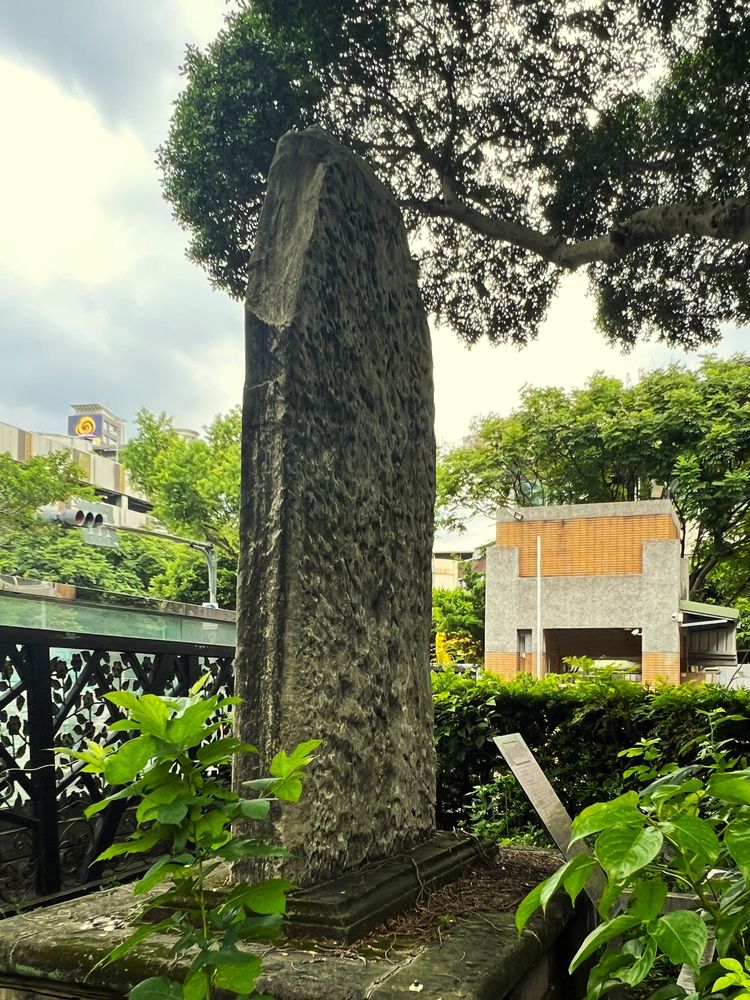 枋橋建學碑背面相當粗糙，似乎沒有文字（照片提供者：林鎮邦 / 拍攝日期：2026.07.25）