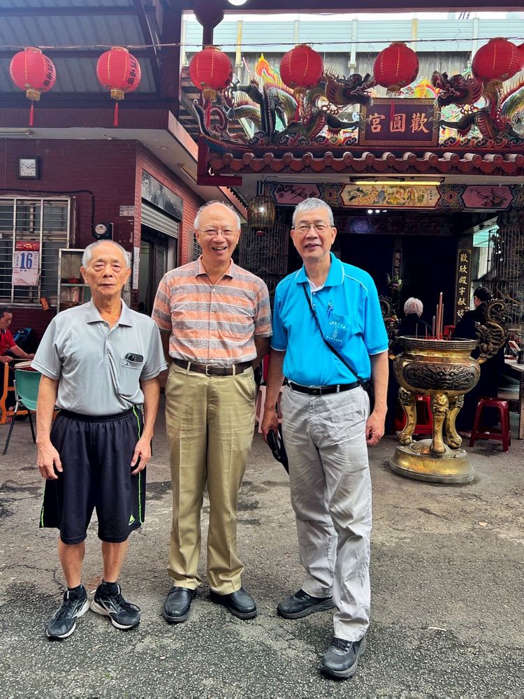 浮洲歡圓宮訪談後留影，左起：李水清前里長、訪談人林鎮邦、蔡世川里長（照片提供者：林鎮邦 / 拍攝日期：2026.06.16）