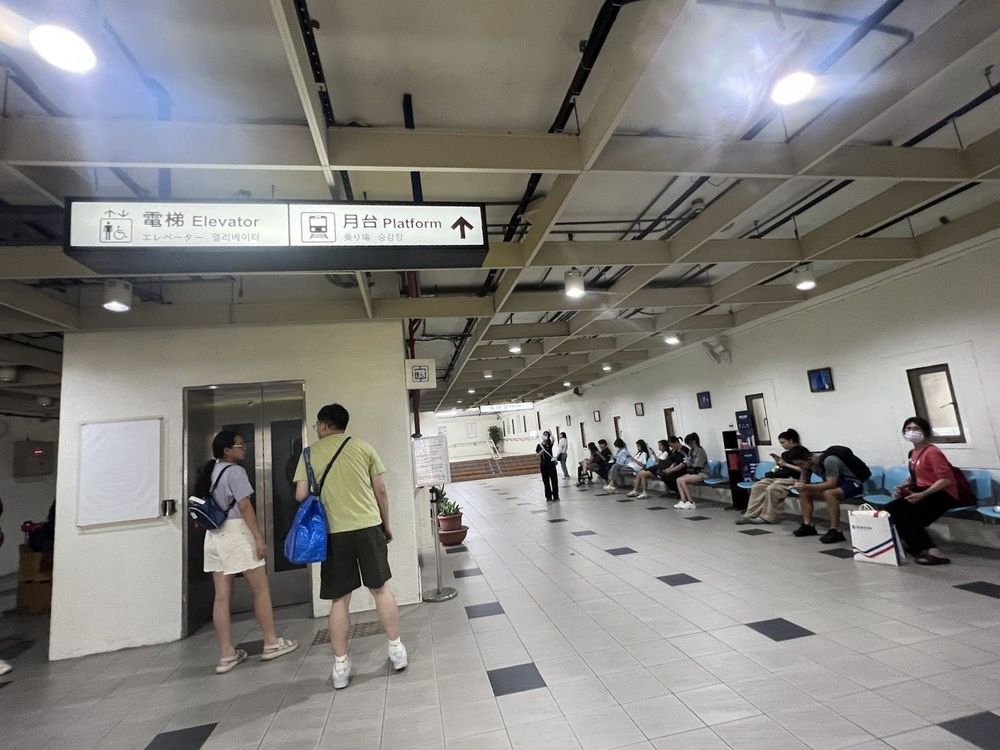 入候車大廳(牆體約2 公尺厚)，一眼就望見往月台的樓梯與電梯（照片提供者：蕭秀梅 / 拍攝日期：2026.07.26）