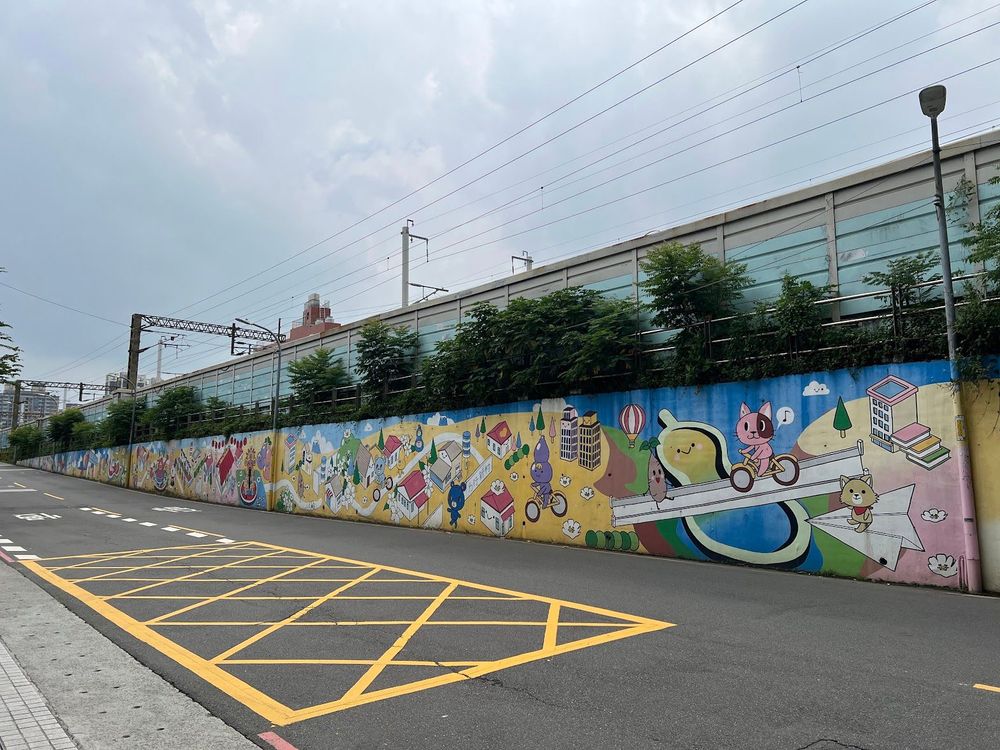 高架牆上美麗活潑又很在地的塗鴉（照片提供者：蕭秀梅 / 拍攝日期：2026.07.23）