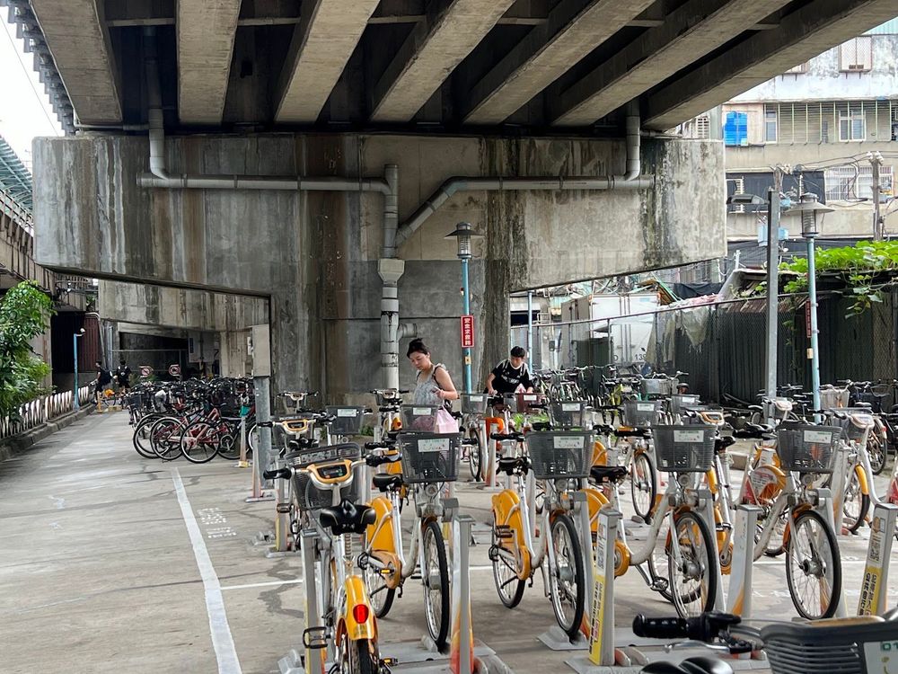 高鐵高架下的YouBike（照片提供者：蕭秀梅 / 拍攝日期：2026.07.23）