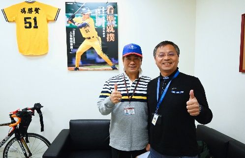 1.作者與榮工棒球隊出身之職棒明星陳義信先生於2026年1月於作者工作之龜山公西靶場巧遇並合照。 2.左上角黑白照為陳義信於1976年於榮工少棒隊擔綱投手英姿。（照片提供者：王啟畇 / 拍攝日期：2026.07.01）