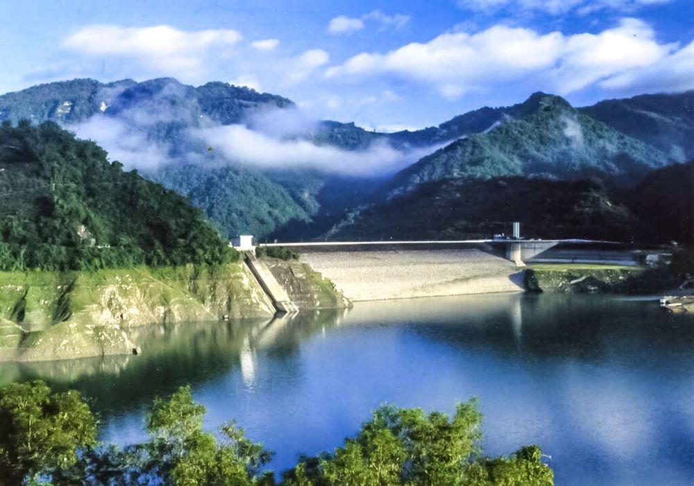 被山圍繞的曾文大壩 照片提供者：千里步道協會