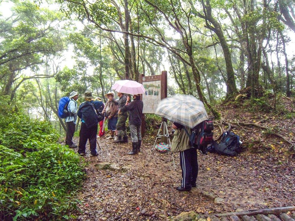 調查人員於州廳界解說牌前測量和攝影 照片提供者：原住民族委員會原住民族文化發展中心／拍攝日期：109.11.27