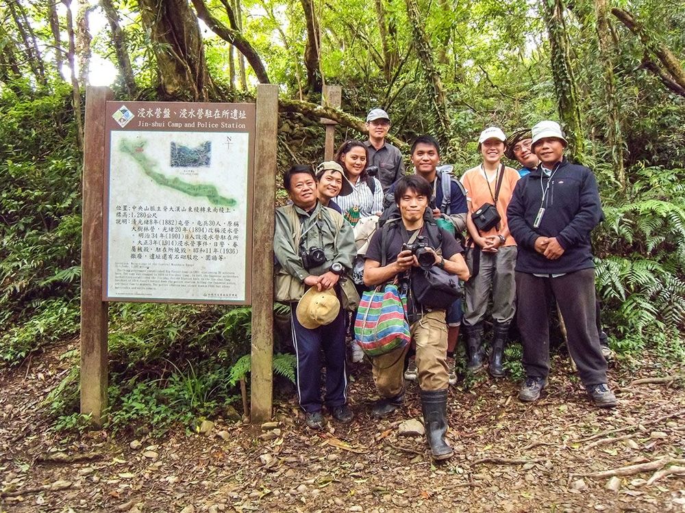 調查人員於浸水營駐在所前的解說牌合影 照片提供者：原住民族委員會原住民族文化發展中心／拍攝日期：109.11.27
