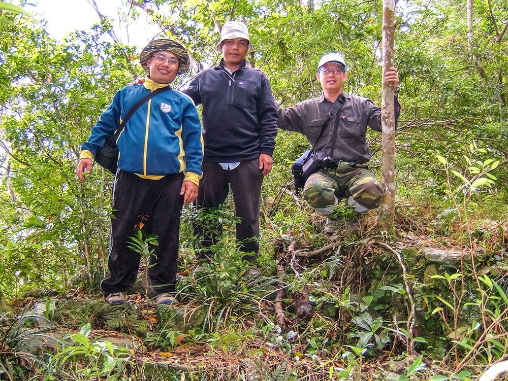 調查人員於古里巴保諾駐在所的入口處合影 照片提供者：原住民族委員會原住民族文化發展中心