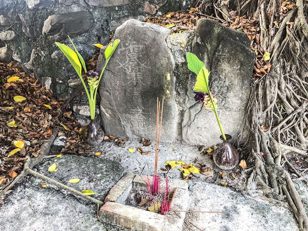 三叢榕土地公廟旁樹下安置的領路頭石碑  照片提供者：原住民族委員會原住民族文化發展中心／拍攝日期：109.11.27