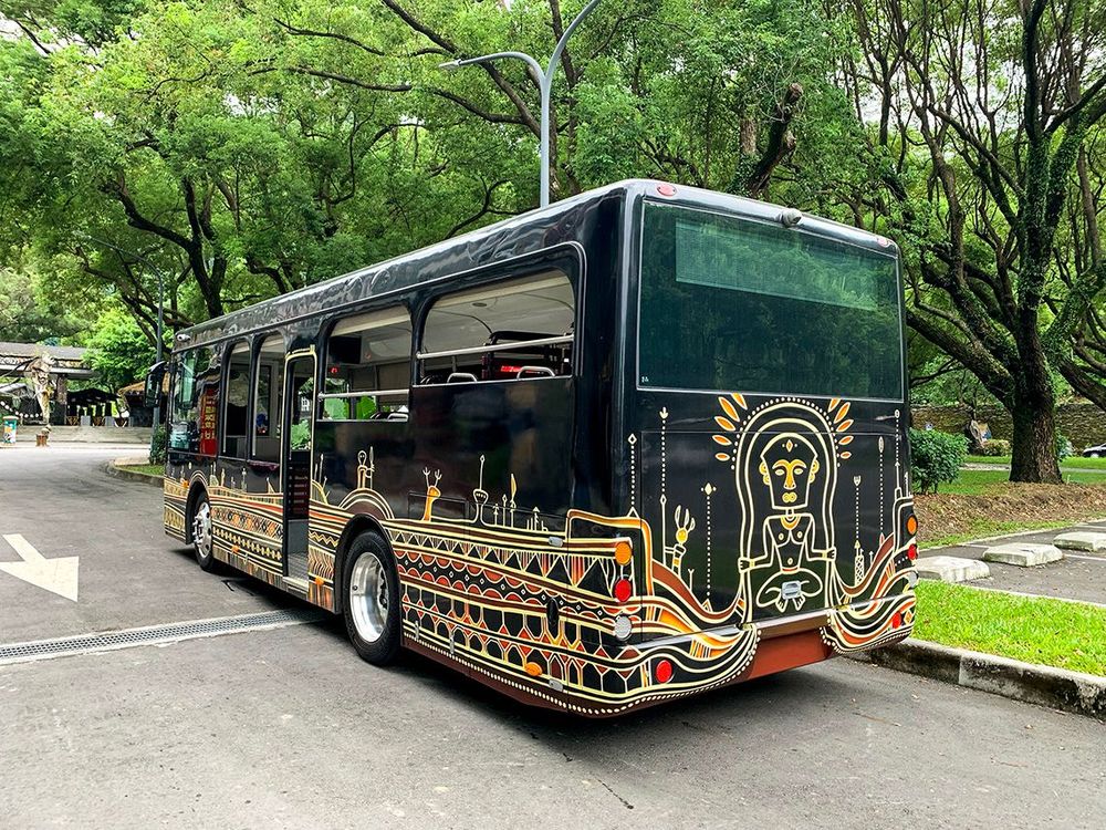 遊園車: 圖騰風格 /磊勒丹(排灣族) Totems - by Reretan Pavavalung /Paiwan 照片拍攝者：原住民族委員會原住民族文化發展中心 / 拍攝日期：2022