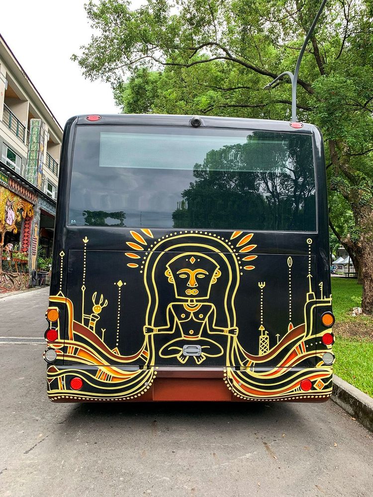 遊園車: 圖騰風格 /磊勒丹(排灣族) Totems - by Reretan Pavavalung /Paiwan 照片拍攝者：原住民族委員會原住民族文化發展中心 / 拍攝日期：2022