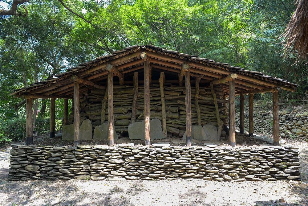 賽德克族傳統家屋 Traditional Sediq Dwelling 照片拍攝者：原住民族委員會原住民族文化發展中心 / 拍攝日期：2022