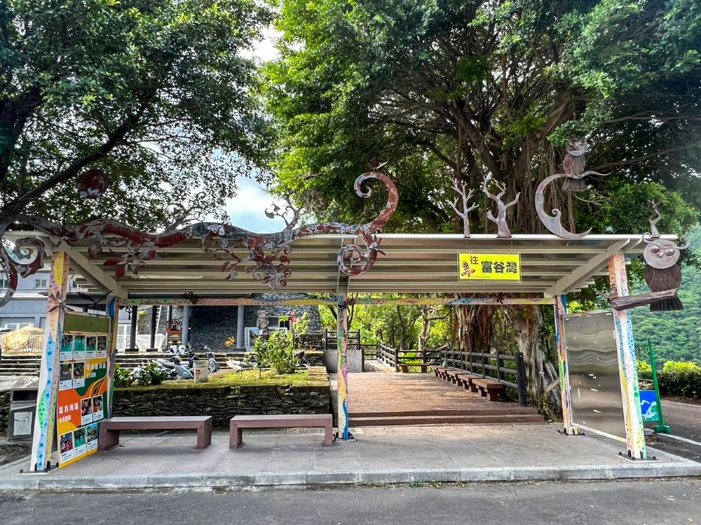 娜麓灣樂舞劇場後方的候車亭 Bus Shelter behind the Naluwan Theater 照片拍攝者：原住民族委員會原住民族文化發展中心 / 拍攝日期：2022