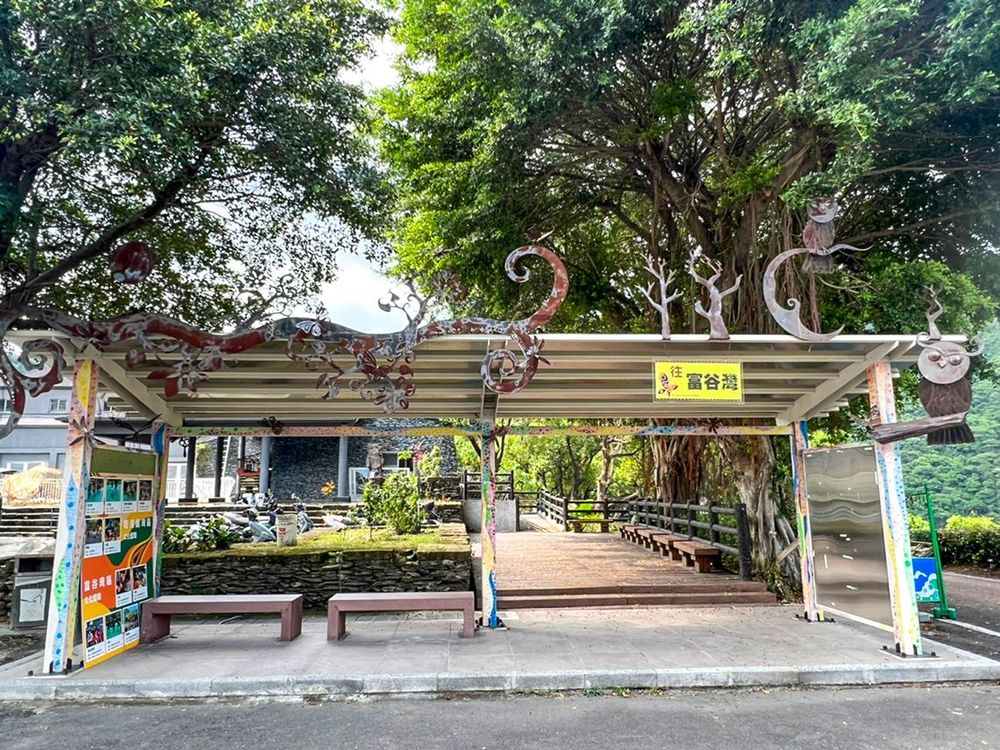 娜麓灣區的候車亭 Bus Shelter at Naluwan District 照片拍攝者：原住民族委員會原住民族文化發展中心 / 拍攝日期：2022