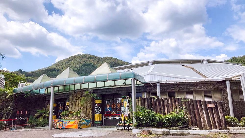 娜麓灣區的歌舞館大門 Naluwan District - Theater front door 照片拍攝者：原住民族委員會原住民族文化發展中心 / 拍攝日期：2022