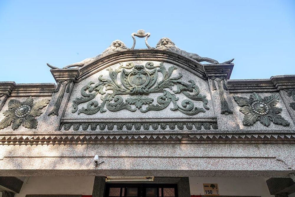蕭屋大門西洋風格牌樓 照片拍攝者：客家委員會客家文化發展中心提供 / 拍攝日期：2022