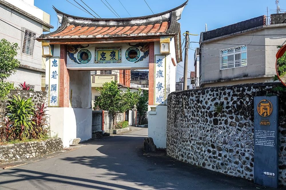 西隘門暨圍牆 照片拍攝者：客家委員會客家文化發展中心提供 / 拍攝日期：2022