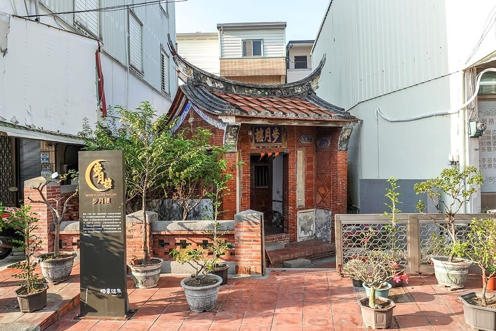 步月樓外觀導覽版 照片拍攝者：客家委員會客家文化發展中心提供 / 拍攝日期：2022