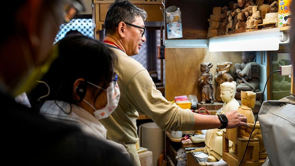 「粧佛」指製作及粧點神佛的綜合工藝，於1923年創立，至今已傳承五代的西佛國保留著泉州派粧佛工序，兼善木雕、泥塑以及神像修復，作品數量眾多，分布於全臺各大廟宇。第四代傳人蔡天民於2012年獲臺南市政府登錄為傳統藝術粧佛工藝技藝保存者。 照片提供者：踏溯臺南辦公室