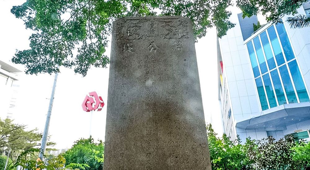 三崁店地勢低窪，屢遭大水侵襲，府城北路常因洪水而交通中斷，嚴重影響居民生活。清乾隆 28 年(1763)蔣允焄來臺擔任臺灣知府後，修築當地堤岸。當地居民為感念蔣公德政，稱新築的堤岸為「蔣公堤」，訴說著三崁店在清代是府城通往諸羅縣的「府城北路」的必經之處。 照片提供者：踏溯臺南辦公室