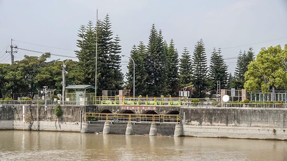 工業用水取水口：將豐水期多餘的水作為工業用水，透過濁水溪左岸堤防佈置暗管將水輸送至麥寮販售給六輕，並補給公共用水之不足。 照片提供者：毛毓翔 / 拍攝日期：2023/03/14