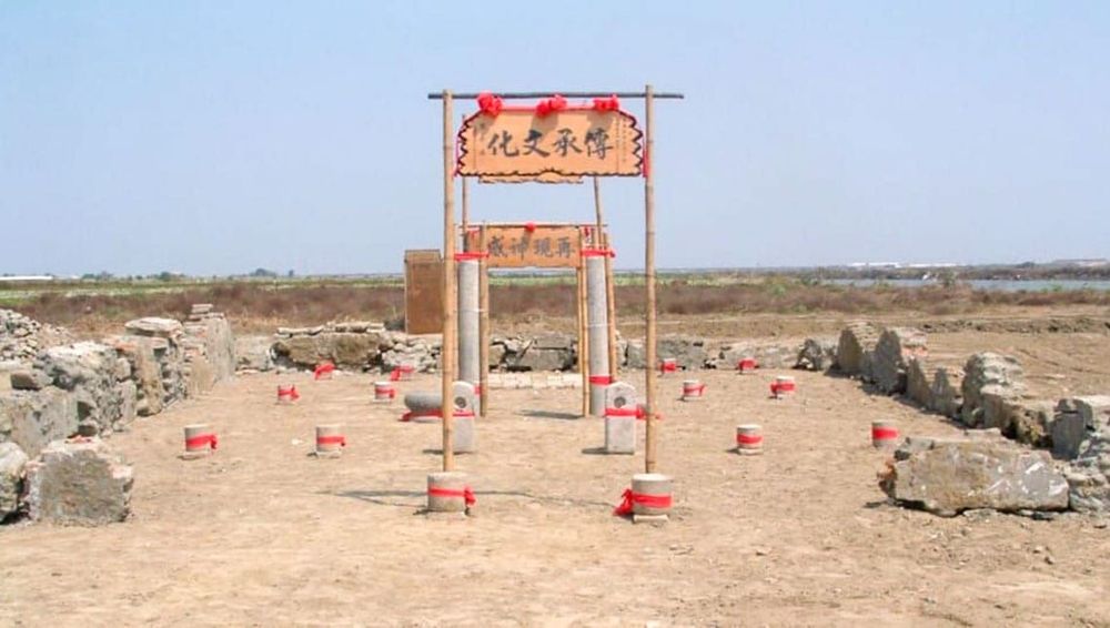 在挖掘現場重現的蚵殼港祖廟神龕位置 照片提供者：張義興 / 拍攝日期：2003/12