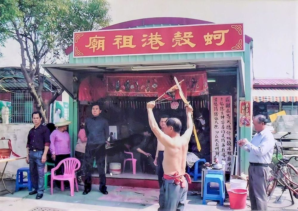 安置於溪埔寮安溪宮旁臨時行館的出土文物 照片提供者：郭國義、郭春輝 / 拍攝日期：2003/12