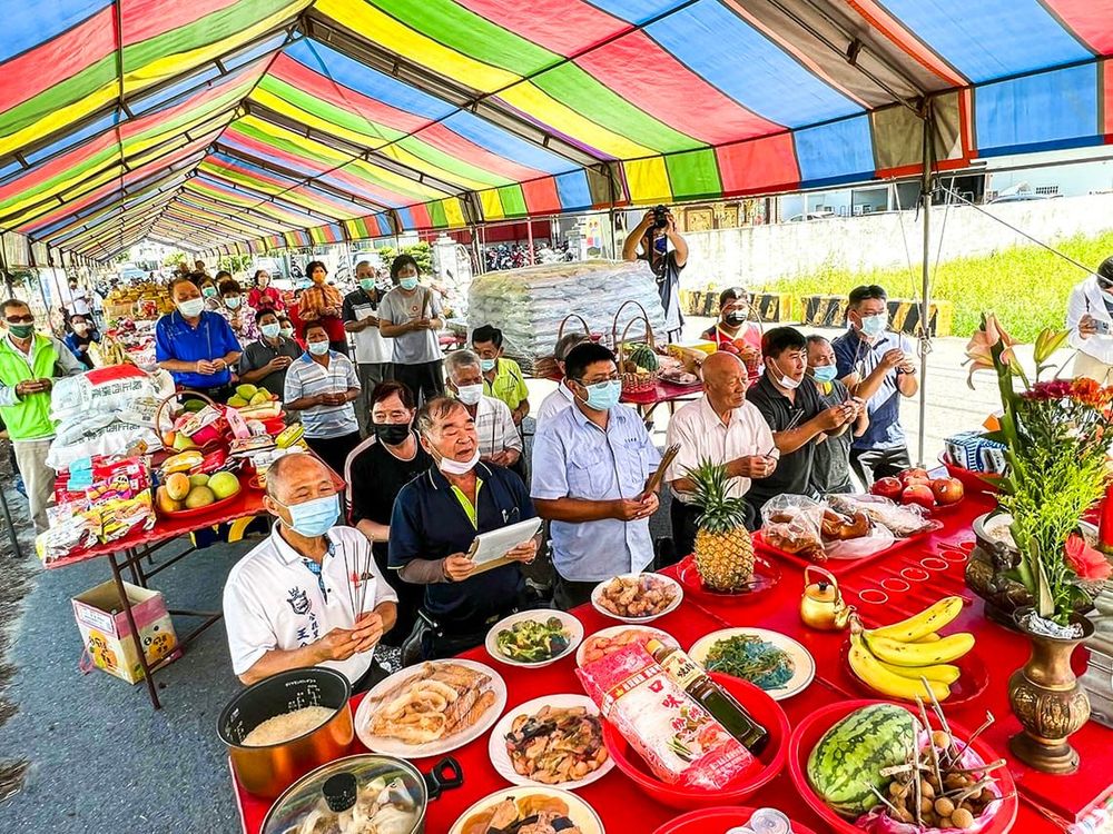 由爐主帶領里長、庄民一起點香祭溪謝神 照片提供者：毛毓翔 / 拍攝日期：2022/08/26