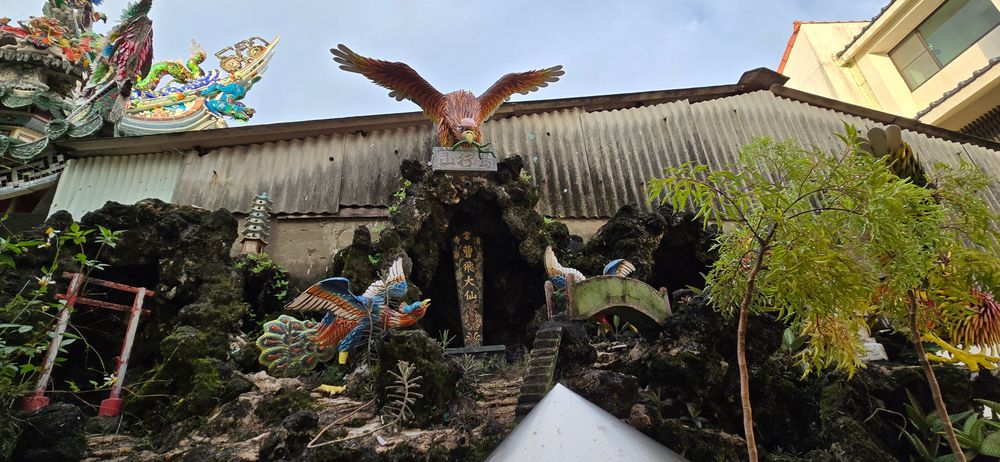 廟的二樓為清雲寺，有鳥形山安樂洞造景(照片提供者：街密小組 / 拍攝日期：2025/6/16)