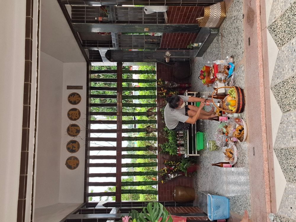夜祭期間族人在大公廨準備祭品(照片提供者：街密小組 / 拍攝日期：2025/11/6)